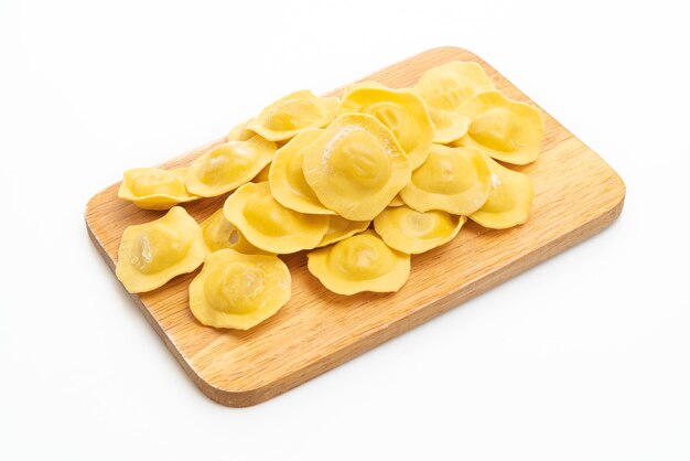 Pâtes raviolis italiens traditionnels isolés sur fond blanc