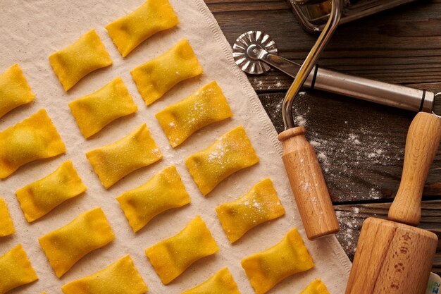 Pâtes raviolis maison crues aux épinards et à la ricotta