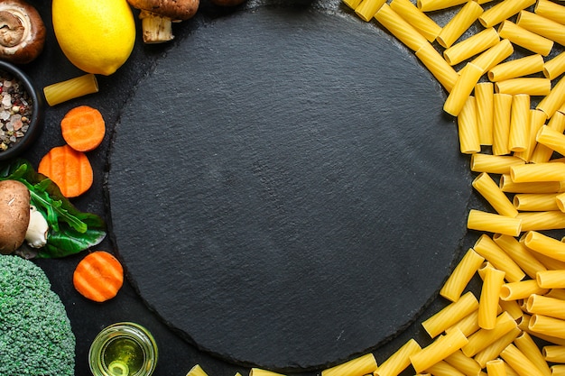 pâtes Rigatoni et ingrédients pour la sauce