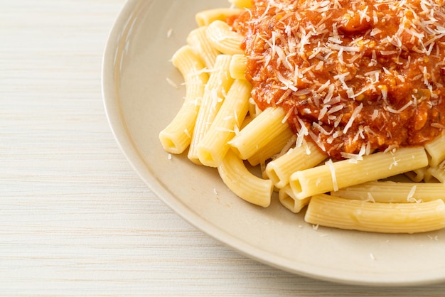 pâtes rigatoni à la sauce bolognaise au porc - style cuisine italienne