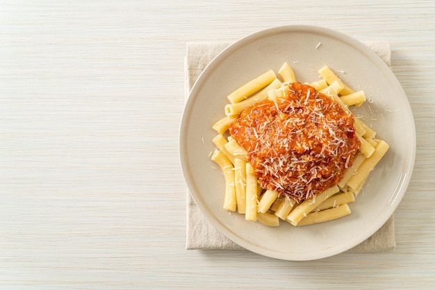 pâtes rigatoni à la sauce bolognaise au porc - style cuisine italienne