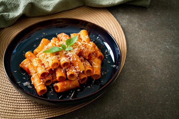 Pâtes rigatoni à la sauce tomate et fromage - pâtes italiennes traditionnelles