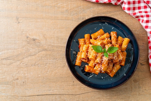 Pâtes rigatoni à la sauce tomate et fromage