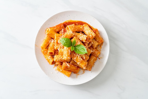 Pâtes rigatoni à la sauce tomate et pâtes italiennes traditionnelles au fromage