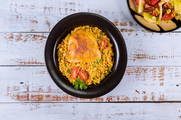 Pâtes Et Riz Au Poulet Et Légumes Dans Un Bol Noir.