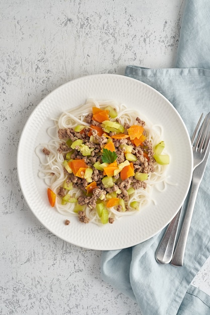 Pâtes de riz délicieuses avec viande hachée et légumes, vue de dessus