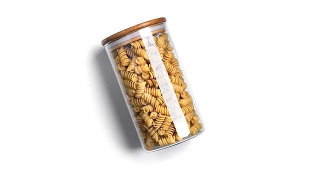 Pâtes Rotini dans un bocal en verre isolé.