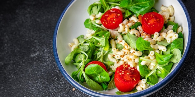 pâtes salade tomate, légumes deuxième plat repas sain nourriture collation régime sur la table copie espace