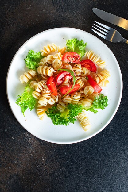 Pâtes avec salade et tomates