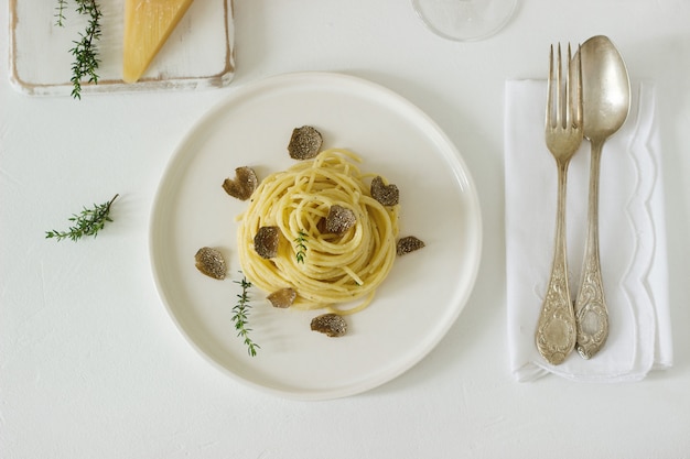 Pâtes à la sauce au fromage crémeuse et à la truffe sur une plaque légère