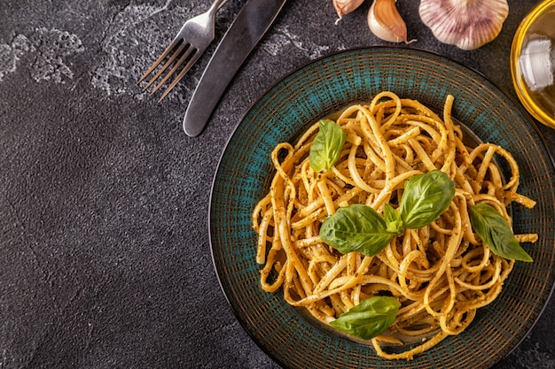 Pâtes avec sauce pesto maison