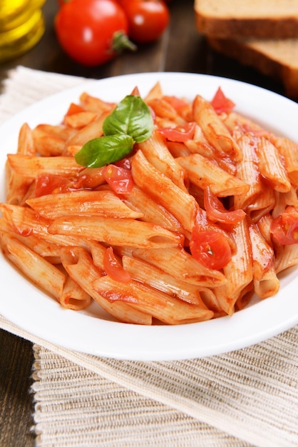 Pâtes à la sauce tomate sur assiette sur table libre