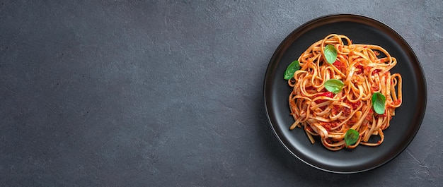 Pâtes à La Sauce Tomate Et Basilic Frais Sur Fond Sombre