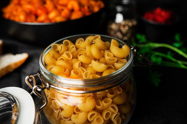 Pâtes à la sauce tomate sur fond sombre. photo de haute qualité