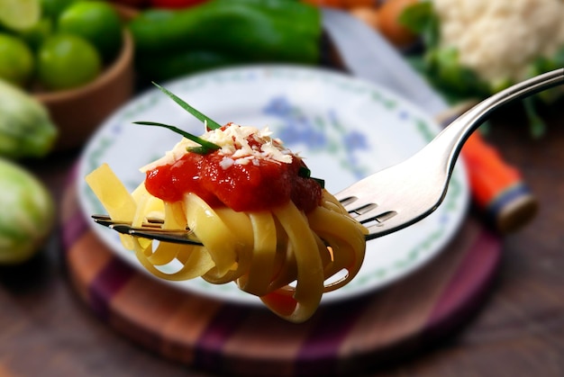 Pâtes à la sauce tomate sur fourchette