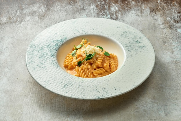 Pâtes à la sauce tomate et parmesan dans une assiette. Gros plan, mise au point sélective.