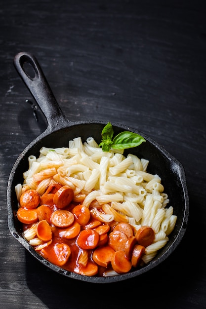 pâtes à la sauce tomate et saucisses (plat principal)