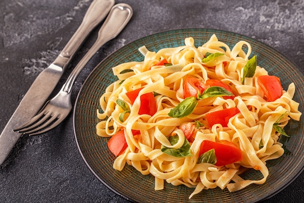 Macaroni Cuit Dans L'égouttoir. Cuisson Des Pâtes Alimentaires