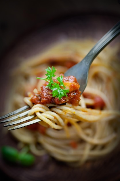 Pâtes avec de la sauce tomate