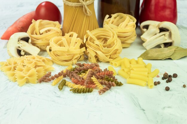 Pâtes sèches et au fromage avec des légumes sur la table