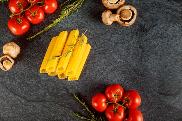 Pâtes sèches cannelloni aux champignons et tomates. Cuisine italienne.