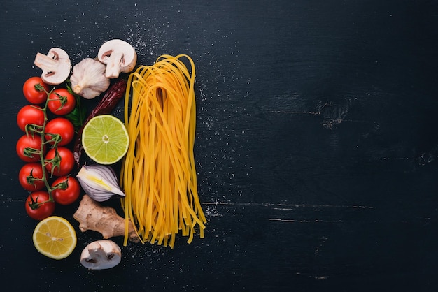 Pâtes sèches sur fond de bois Cuisine traditionnelle italienne Vue de dessus Espace de copie