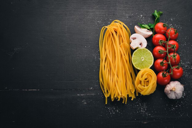 Pâtes sèches sur fond de bois Cuisine traditionnelle italienne Vue de dessus Espace de copie