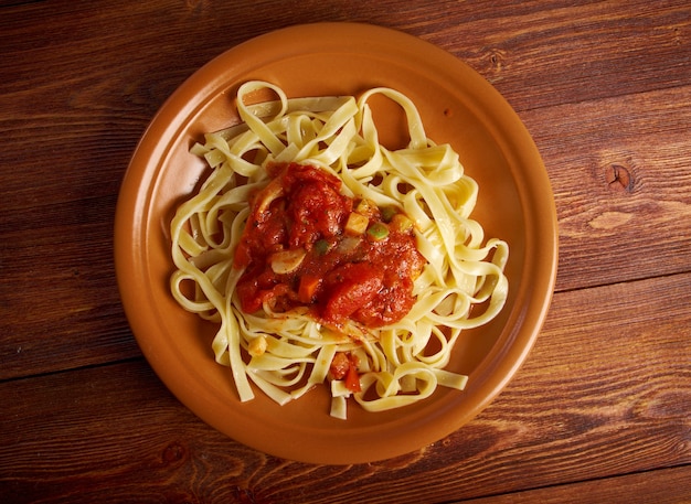 Pâtes siciliennes faites maison Fettuccine avec sauce marinara .à la ferme