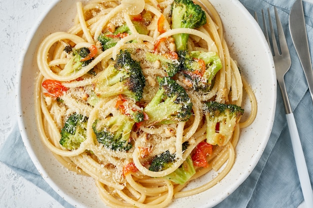 Pâtes spaghetti au brocoli, bucatini aux poivrons, ail, pignons de pin. Nourriture pour végétaliens, végétariens