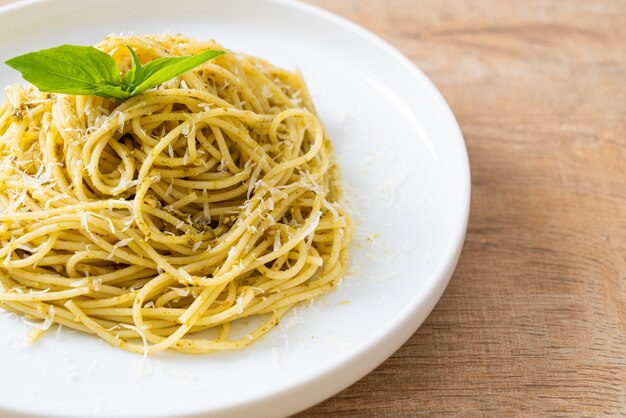 pâtes spaghetti au pesto - cuisine végétarienne et style de cuisine italienne