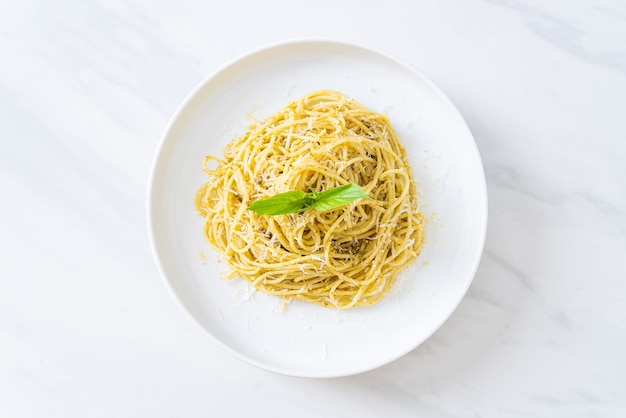 pâtes spaghetti au pesto - cuisine végétarienne et style de cuisine italienne