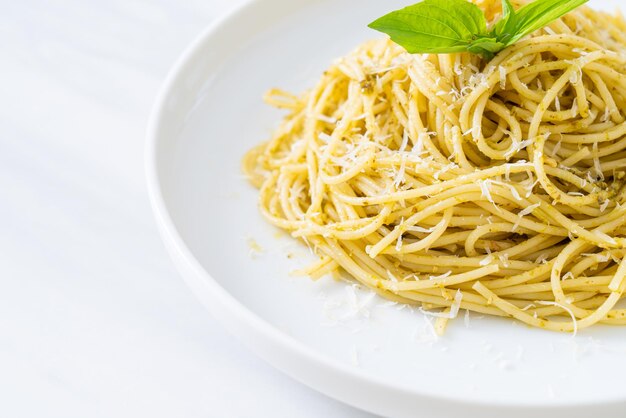 pâtes spaghetti au pesto - cuisine végétarienne et style de cuisine italienne