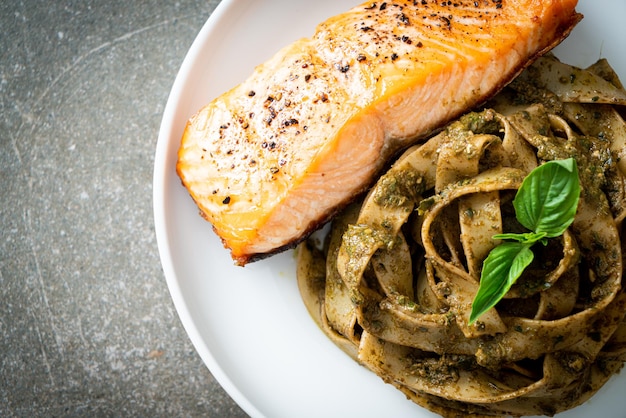 pâtes spaghetti au pesto fait maison avec filet de saumon grillé