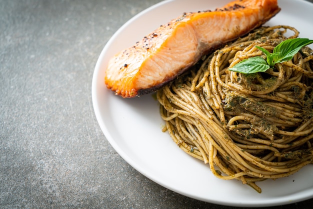 pâtes spaghetti au pesto maison avec saumon grillé - style cuisine italienne