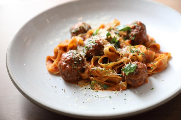 Pâtes spaghetti aux boulettes de boeuf et sauce tomate sur fond de bois. nourriture italienne