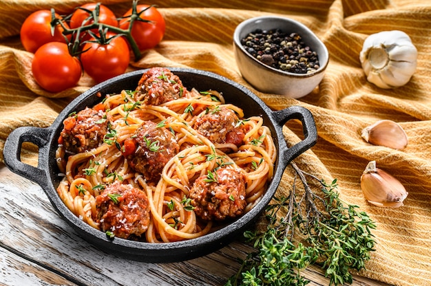 Pâtes spaghetti aux boulettes de viande et sauce tomate. .