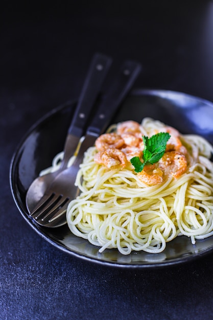 pâtes spaghetti aux crevettes sauce crémeuse aux fruits de mer aux crevettes