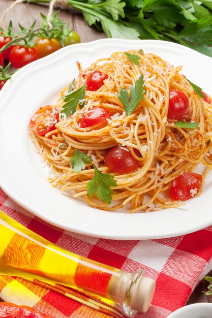 Photo pâtes spaghetti aux tomates et au persil