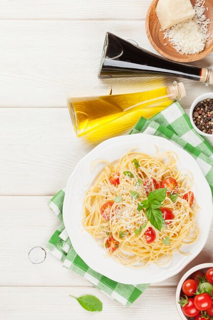 Pâtes spaghetti aux tomates et basilic