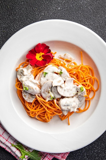 pâtes spaghetti aux tomates avec sauce aux champignons repas sain collation alimentaire sur la table copie espace alimentaire