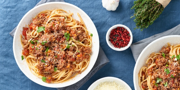 Pâtes spaghetti bolognaise. Bannière longue avec Fettuccine, viande hachée et tomates