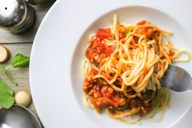 Pâtes spaghetti bolognaise à la sauce tomate