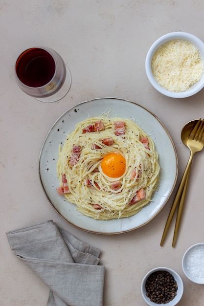 Pâtes spaghetti carbonara aux oeufs.