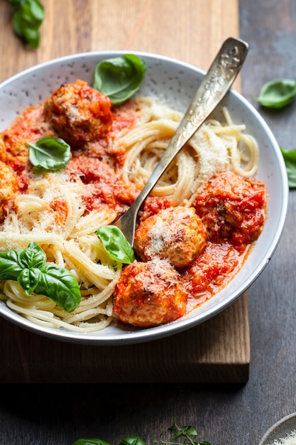 Pâtes spaghetti classiques aux boulettes de viande et sauce tomate