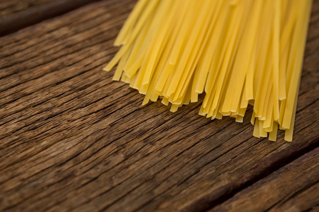 Pâtes spaghetti crues sur une surface en bois