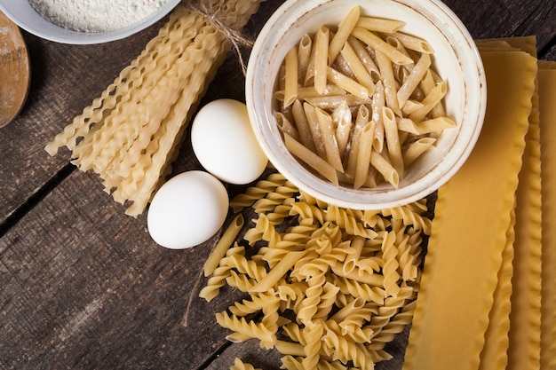 Pâtes spaghetti à la farine, oeuf sur vieux bois