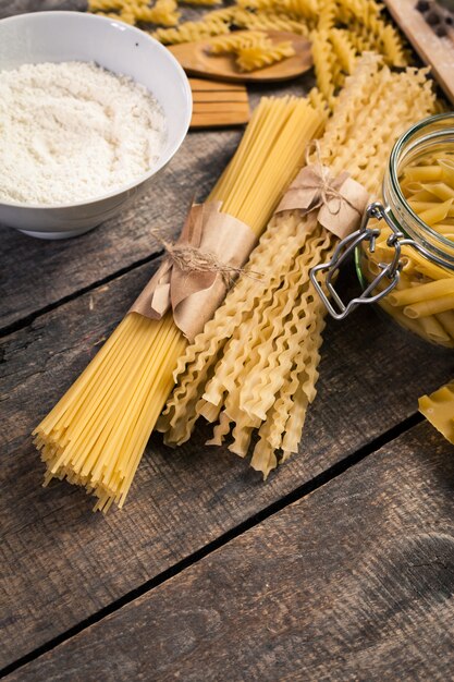 Pâtes spaghetti à la farine, oeuf sur vieux bois