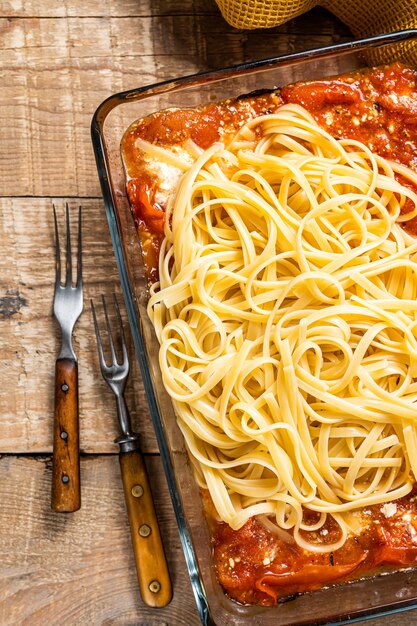 Pâtes spaghetti feta cuites au four dans un plat allant au four.