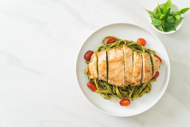 Pâtes spaghetti fettuccine au pesto avec poulet grillé