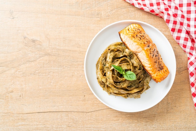 pâtes spaghetti fettuccine pesto maison avec filet de saumon grillé